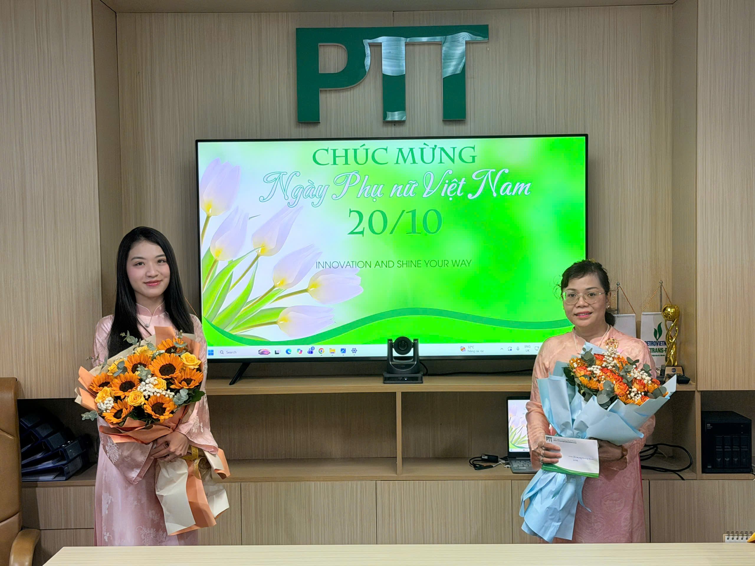 Phái đẹp PTT rạng rỡ đón nhận hoa
