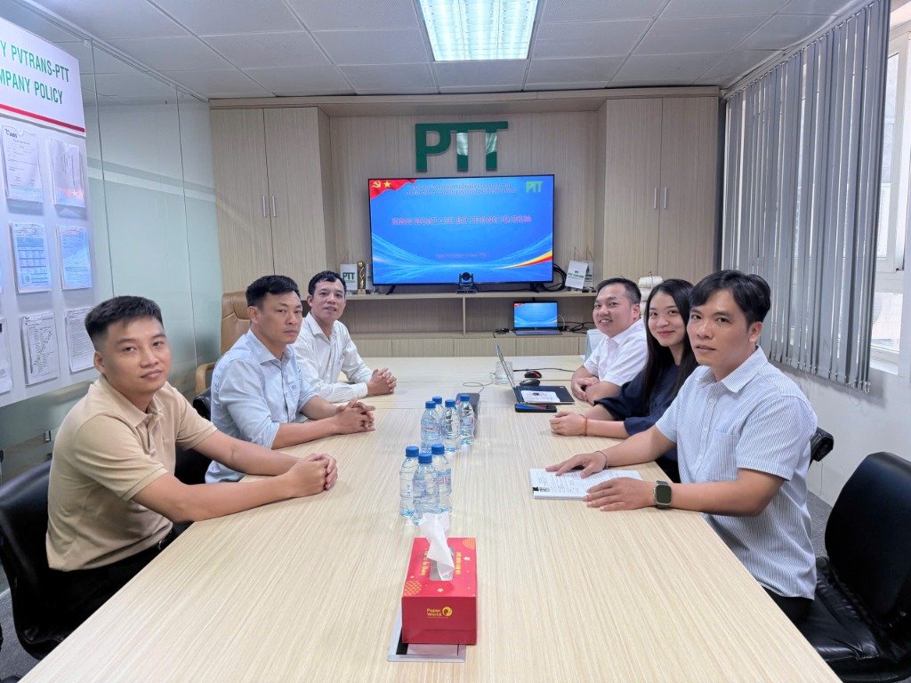 Cán bộ, đảng viên Chi bộ PVTrans - PTT nghiên cứu, quán triệt các nhiệm vụ trọng tâm