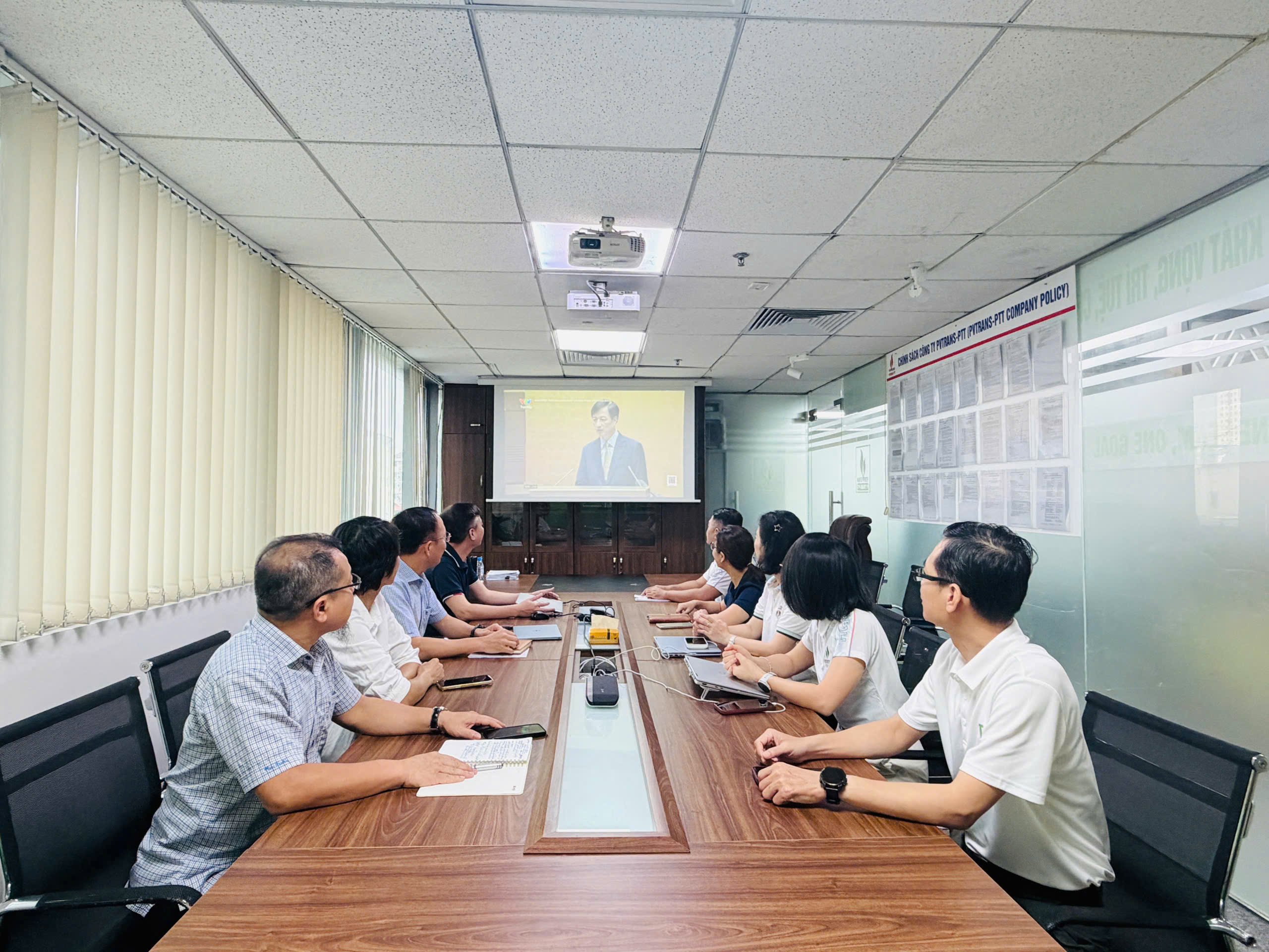 Cán bộ đảng viên PTT theo dõi truyền đạt các chuyên đề trực tiếp từ điểm cầu Diên Hồng