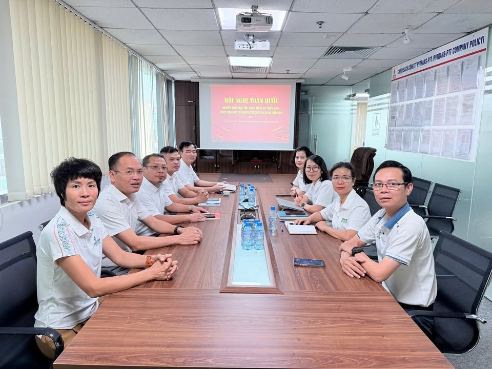 Cán bộ đảng viên Chi bộ PTT theo dõi các chuyên đề