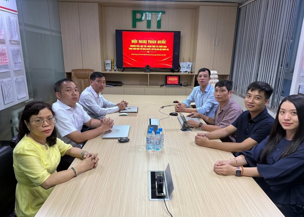 Các đại biểu tham gia nghiên cứu học tập nghị quyết