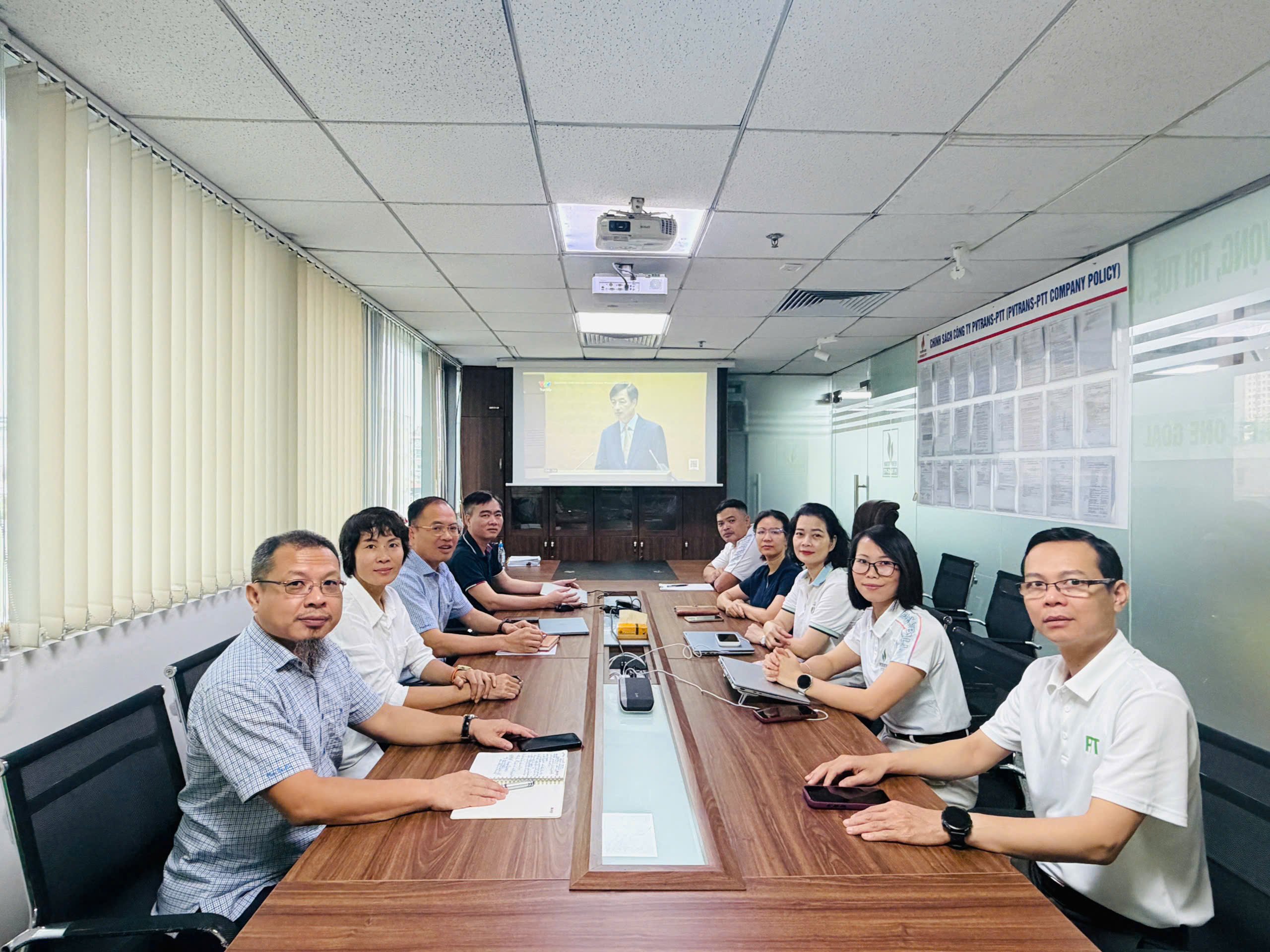 Quang cảnh buổi học tập quán triệt Nghị quyết tại văn phòng Công ty PVTrans - PTT