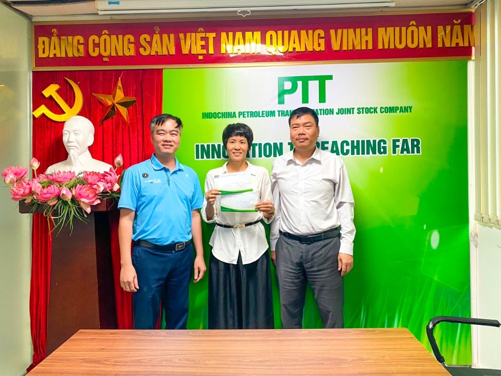 Đại diện Ban L&atilde;nh đạo v&agrave; C&ocirc;ng đo&agrave;n PTT trao giải thưởng động vi&ecirc;n VĐV đạt th&agrave;nh t&iacute;ch xuất sắc