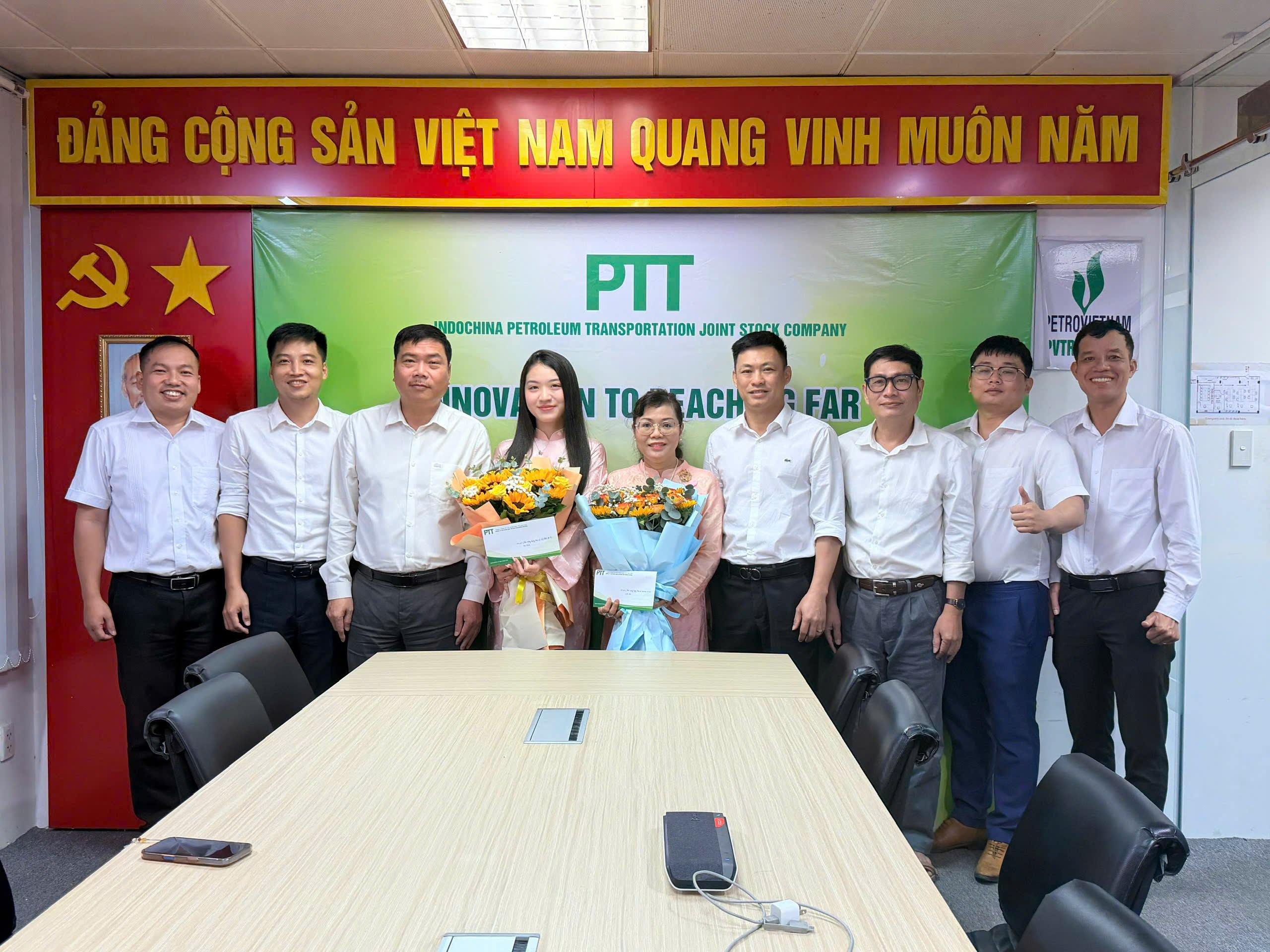 Ban Lãnh đạo và đồng nghiệp trao hoa tri ân