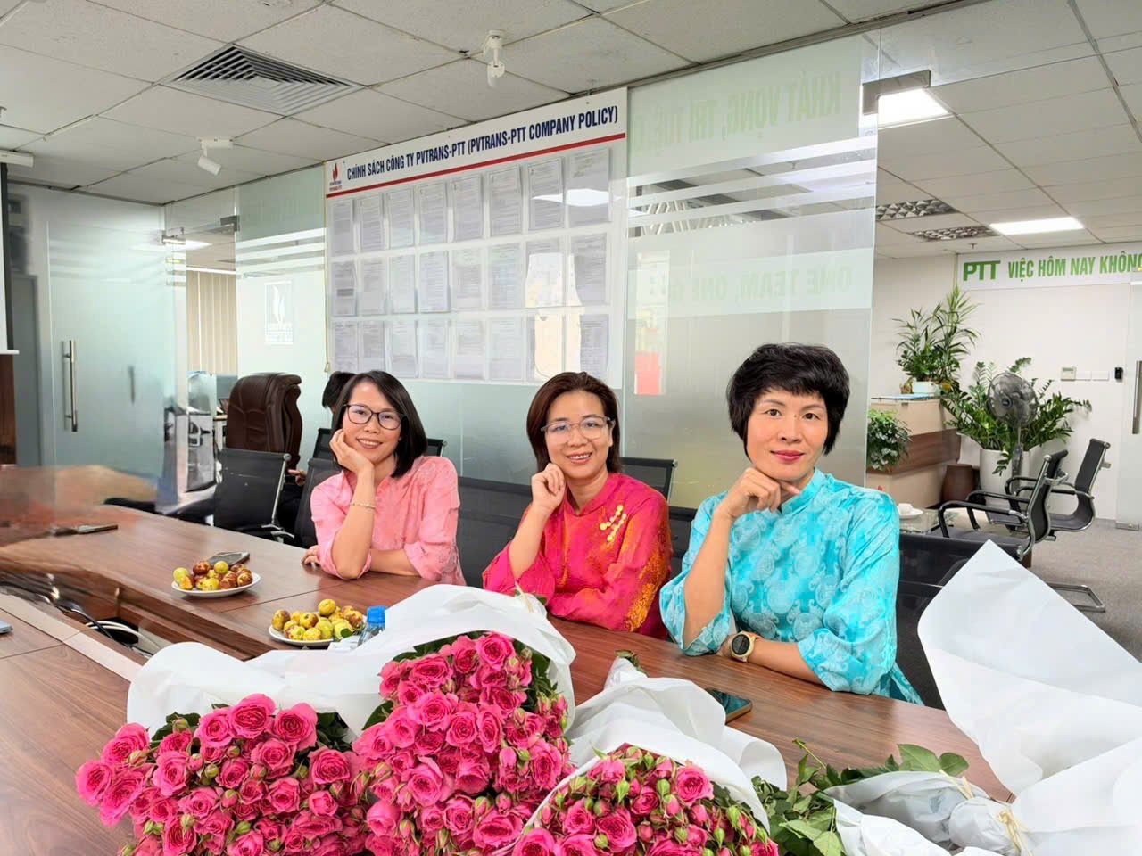 Chị em PVTrans-PTT duyên dáng
