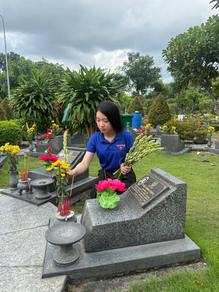 Thắp hương tại mộ liệt sĩ TP.HCM