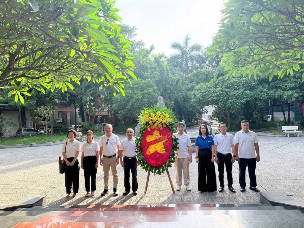 Lễ d&acirc;ng hoa tại H&agrave; Nội