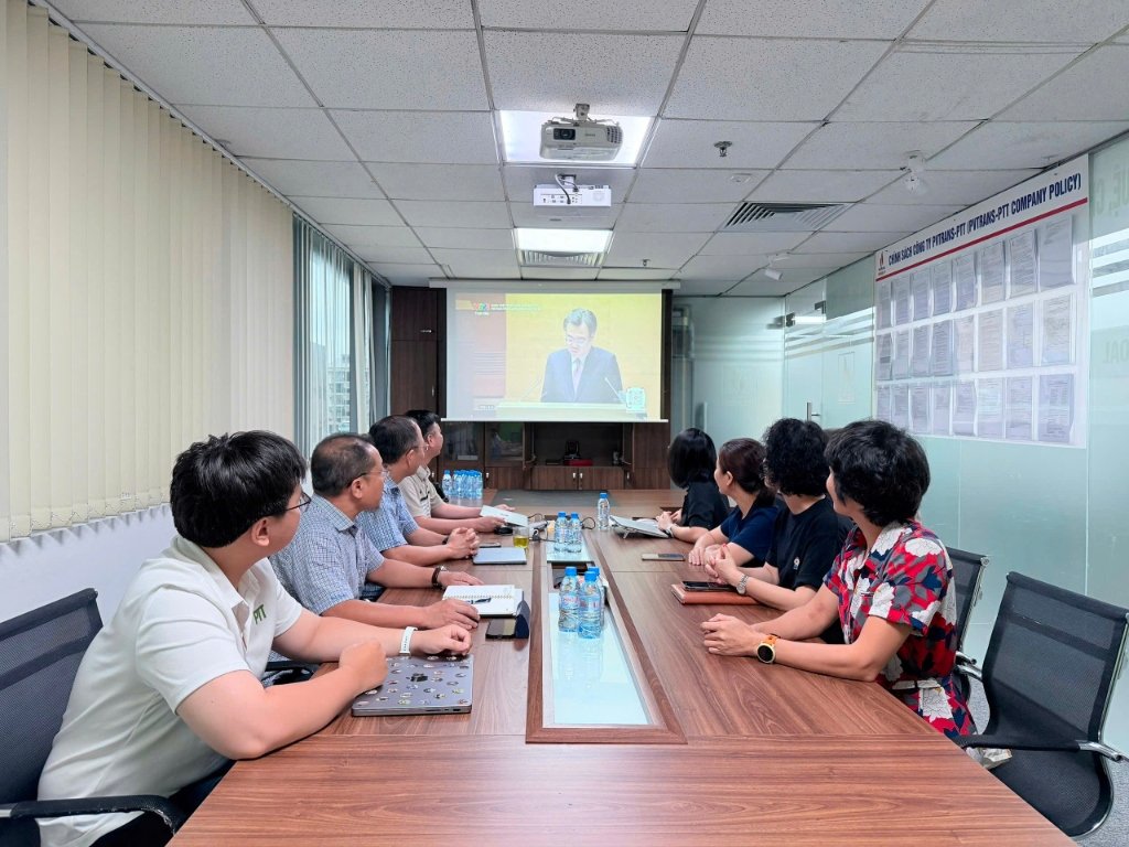 Chi bộ PVTrans-PTT tập trung theo dõi Hội nghị trực tuyến