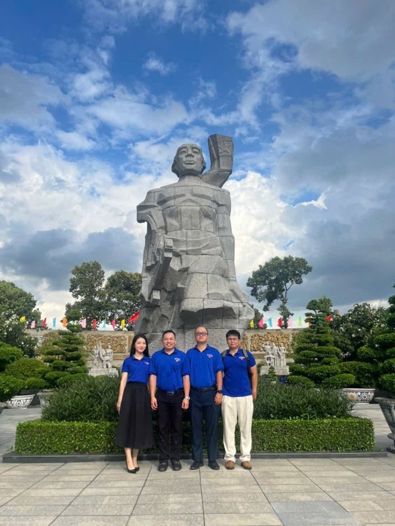 Đo&agrave;n Thanh ni&ecirc;n tại Nghĩa trang Liệt sĩ TP.HCM